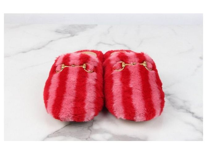 Gucci Pantofole in pelliccia con strisce e morsetto Rosso - vista 5