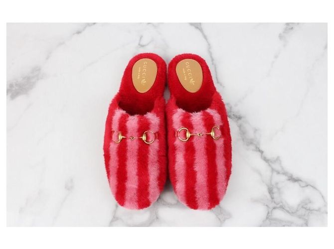 Gucci Pantofole in pelliccia con strisce e morsetto Rosso - vista 6