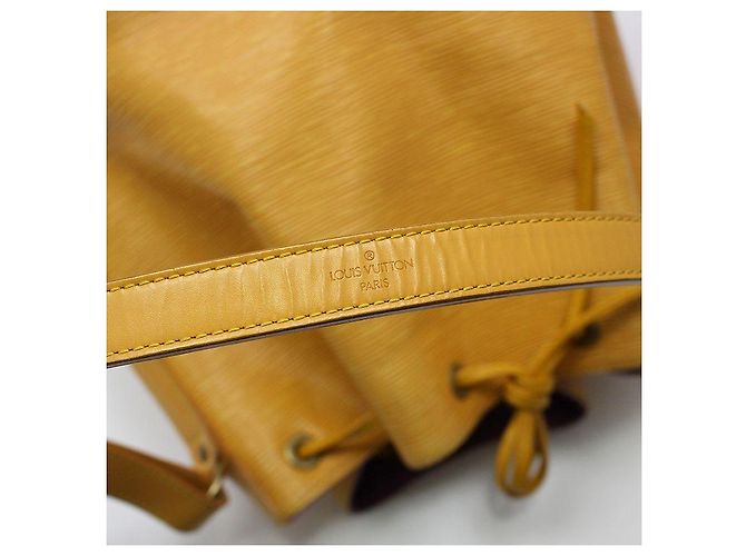Louis Vuitton Borsa a tracolla Petit Noé in Epi giallo - vista 9