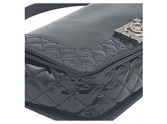 Chanel Borsa a tracolla Boy in vernice, misura Medium Nero - vista 6