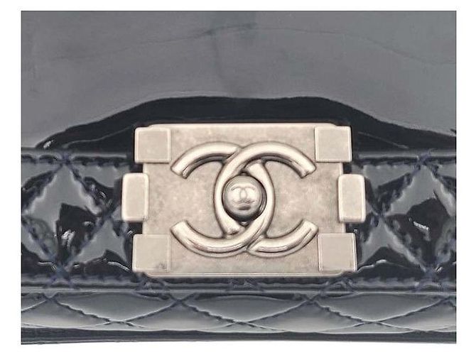 Chanel Borsa a tracolla Boy in vernice, misura Medium Nero - vista 9