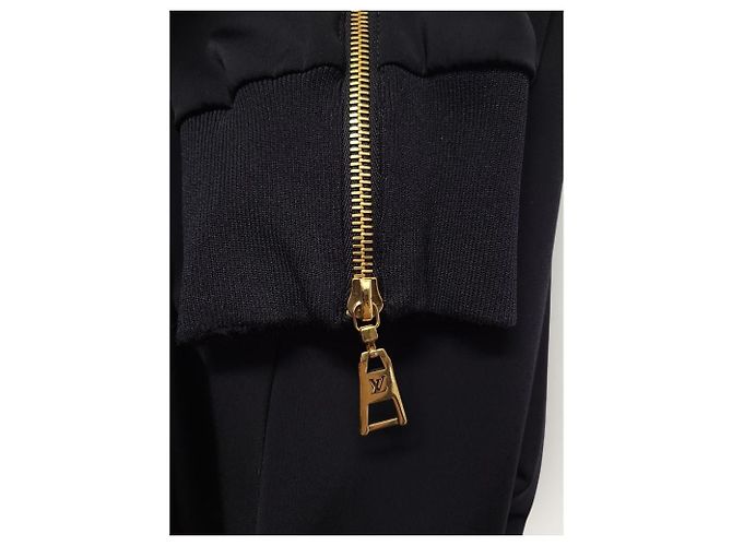 Louis Vuitton Pantaloni Jogger con Cerniera Laterale e Bottoni Oro Nero - vista 4