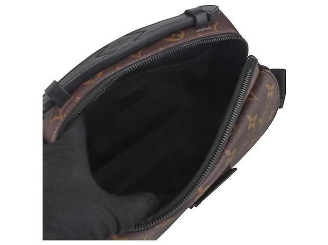Louis Vuitton Borsa a tracolla messenger con chiusura monogramma Nero - vista 7