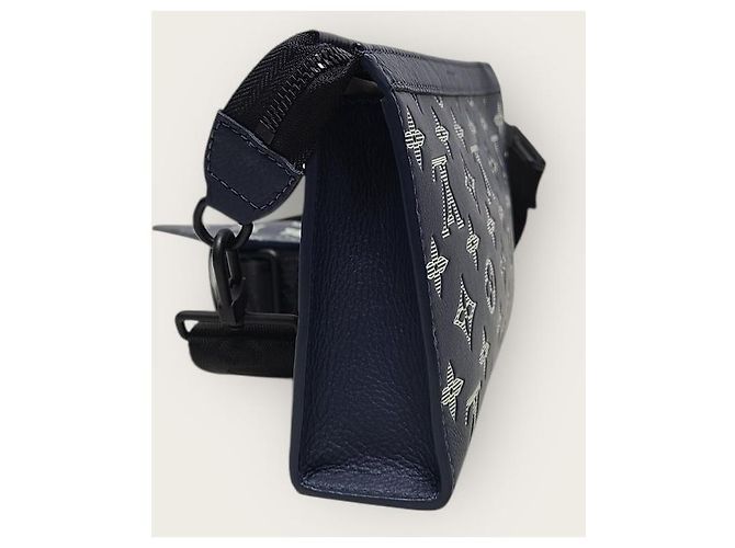 Louis Vuitton Portafoglio Wearable Gas Can con monogramma ombra blu inchiostro e bianco - vista 4