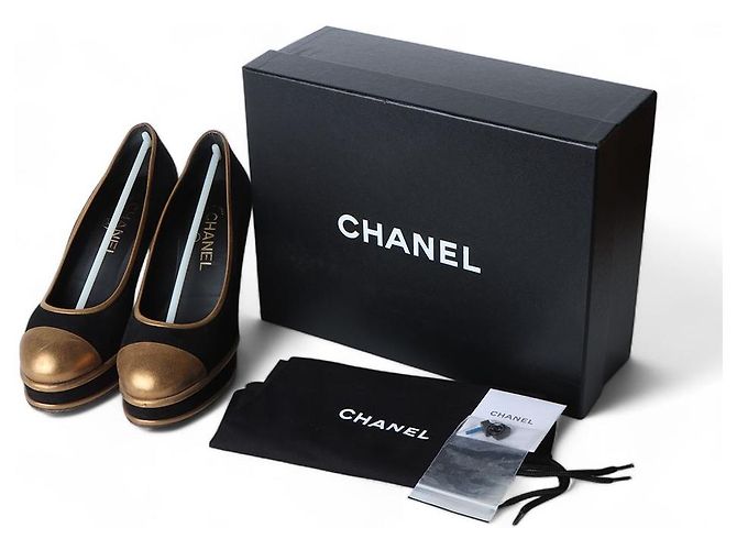 Chanel Décolleté bicolore in scamosciato con tacco Nero - vista 8