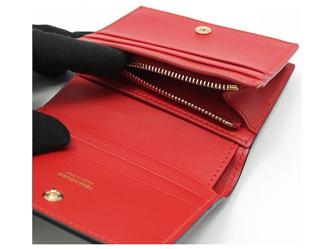 Salvatore Ferragamo Cartera compacta Gancini bañada en oro negro - Sin usar Roja - view 7