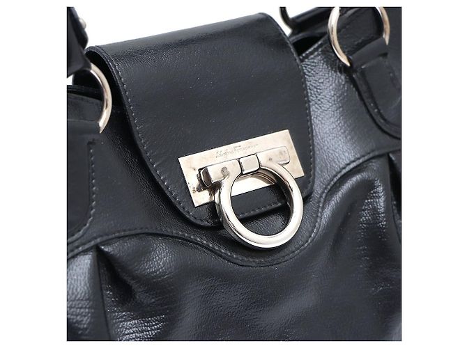 Salvatore Ferragamo Borsa a tracolla in vernice nera Gancini Nero - vista 5