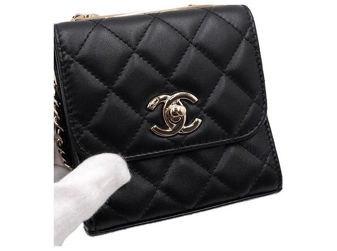Trendy CC Chanel Mini borsa a tracolla in agnello nero trendy con catena dorata CC - vista 11