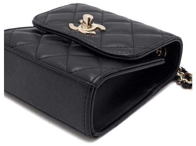 Trendy CC Chanel Mini borsa a tracolla in agnello nero trendy con catena dorata CC - vista 9