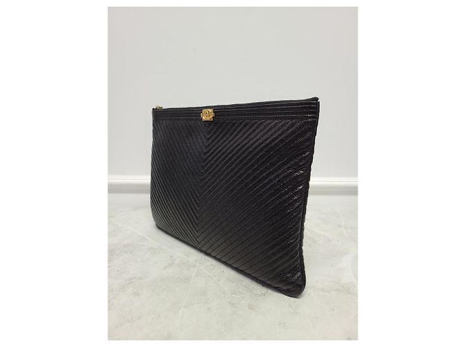 Chanel Clutch Boy Caviar Dorata con Motivo Chevron Large Series Nero - vista 2