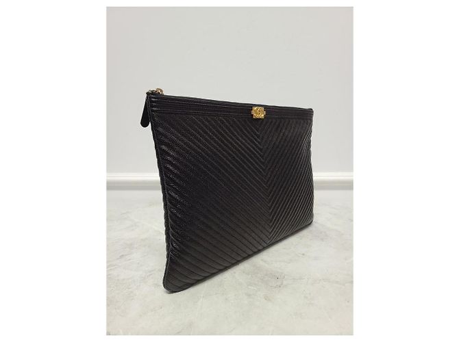 Chanel Clutch Boy Caviar Dorata con Motivo Chevron Large Series Nero - vista 3