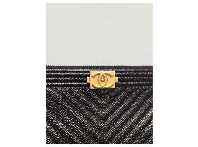 Chanel Clutch Boy Caviar Dorata con Motivo Chevron Large Series Nero - vista 4