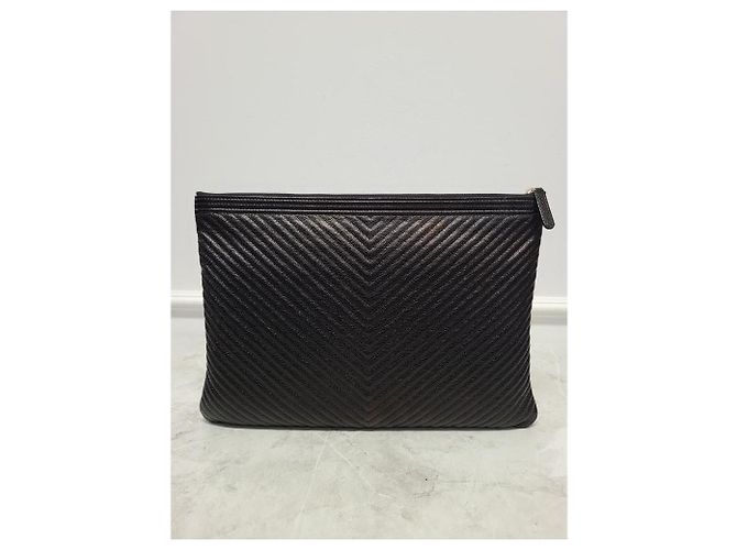 Chanel Clutch Boy Caviar Dorata con Motivo Chevron Large Series Nero - vista 6