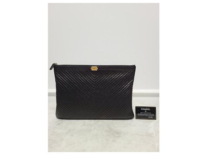Chanel Clutch Boy Caviar Dorata con Motivo Chevron Large Series Nero - vista 8