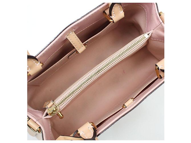 Louis Vuitton Borsa a tracolla Montaigne BB in Vernis Monogram Beige Pink Marrone - vista 12