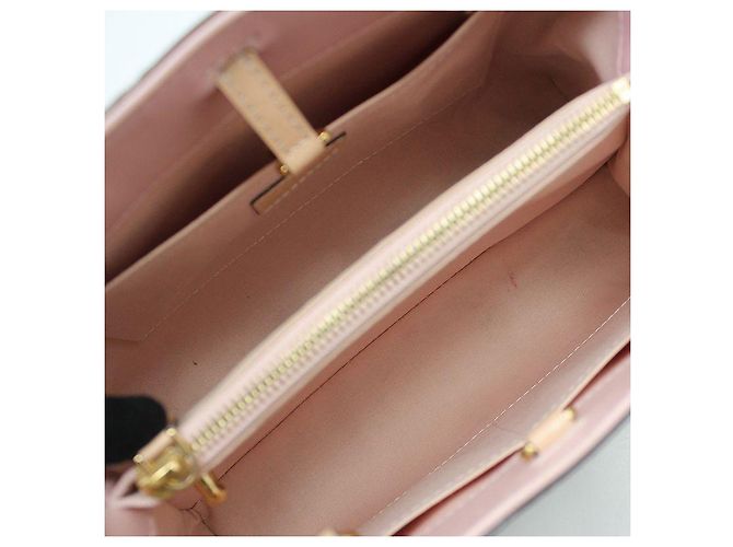 Louis Vuitton Borsa a tracolla Montaigne BB in Vernis Monogram Beige Pink Marrone - vista 13