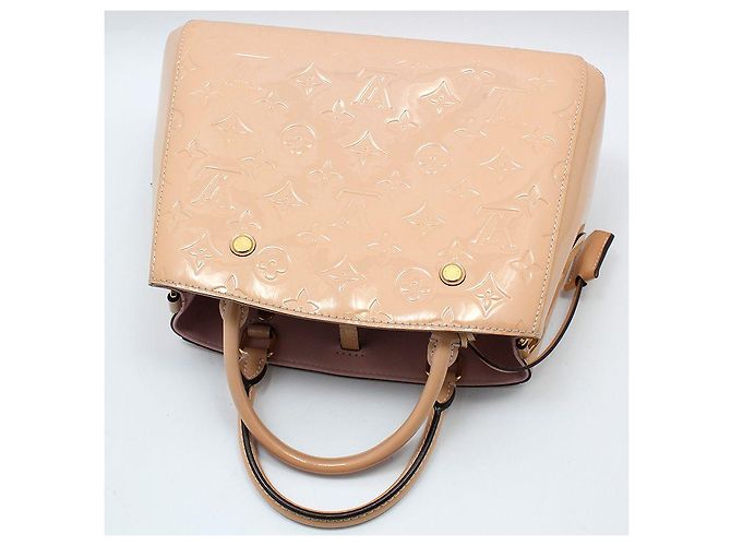 Louis Vuitton Borsa a tracolla Montaigne BB in Vernis Monogram Beige Pink Marrone - vista 3