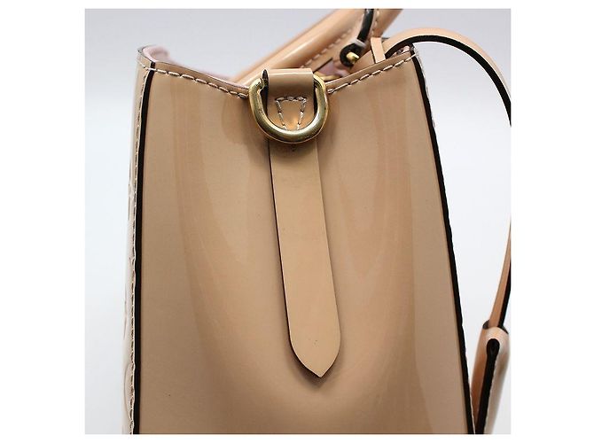 Louis Vuitton Borsa a tracolla Montaigne BB in Vernis Monogram Beige Pink Marrone - vista 7