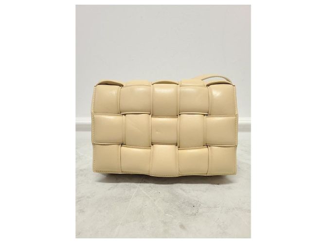 Bottega Veneta Bolsa Cassette acolchoada com trama em dourado Branco - vista 2