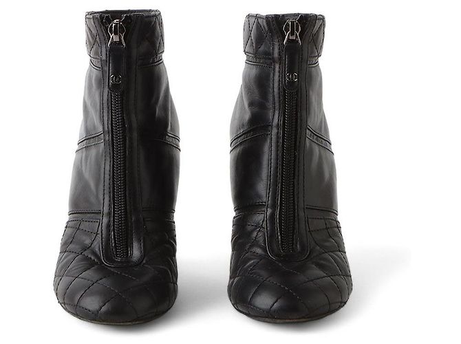 Chanel Botines de tacón con cremallera en piel acolchada Negro - vista 2