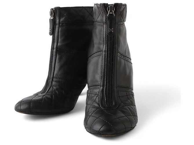 Chanel Botines de tacón con cremallera en piel acolchada Negro - vista 3