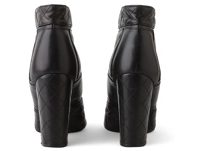 Chanel Botines de tacón con cremallera en piel acolchada Negro - vista 6