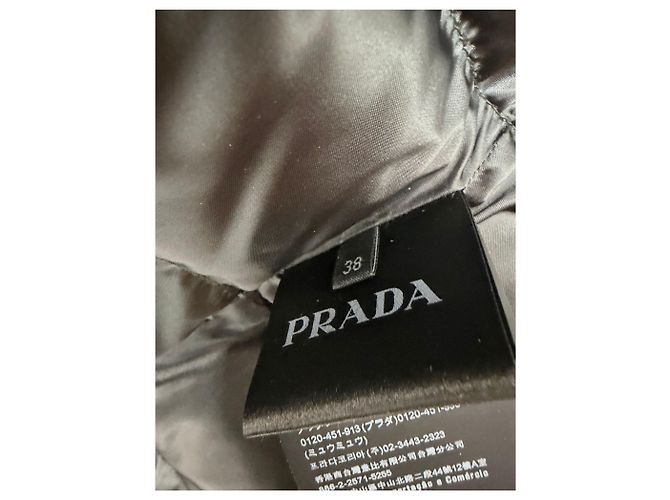 Prada Jaqueta acolchoada curta com acabamento em pele de raposa e cinto com logo Preto - vista 8