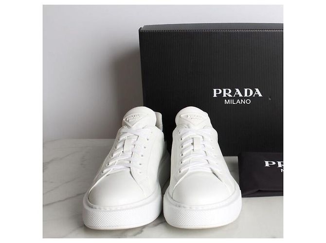 Prada Baskets en cuir avec logo triangle blanc - vue 2