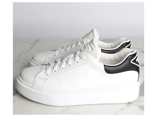 Prada Baskets en cuir avec logo triangle blanc - vue 3