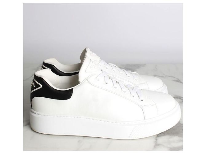 Prada Baskets en cuir avec logo triangle blanc - vue 4