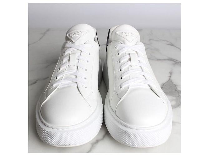 Prada Baskets en cuir avec logo triangle blanc - vue 5