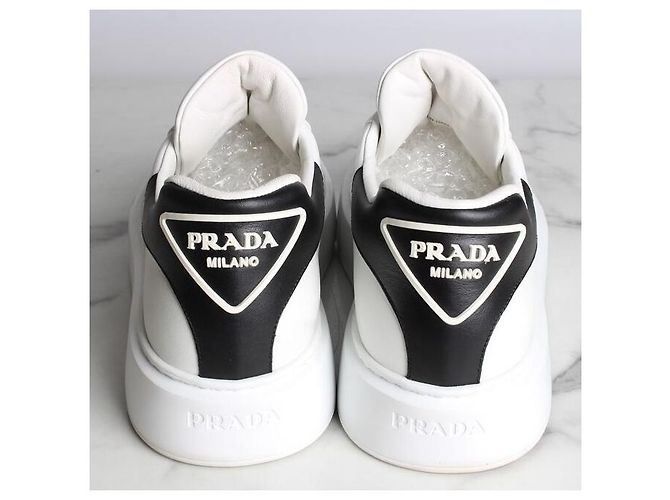 Prada Baskets en cuir avec logo triangle blanc - vue 6
