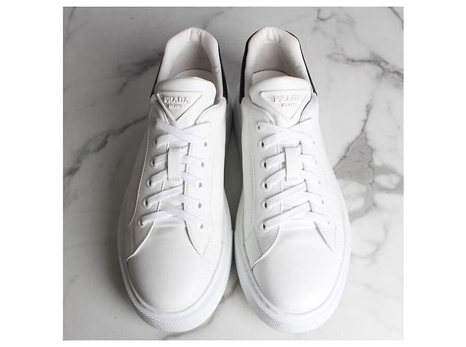 Prada Baskets en cuir avec logo triangle blanc - vue 7