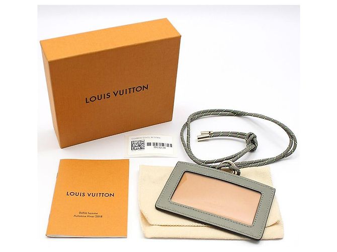 Louis Vuitton Sin usar / Collar porta tarjetas y billetera Monogram Titanium Cosmos ID Holder - vista 2