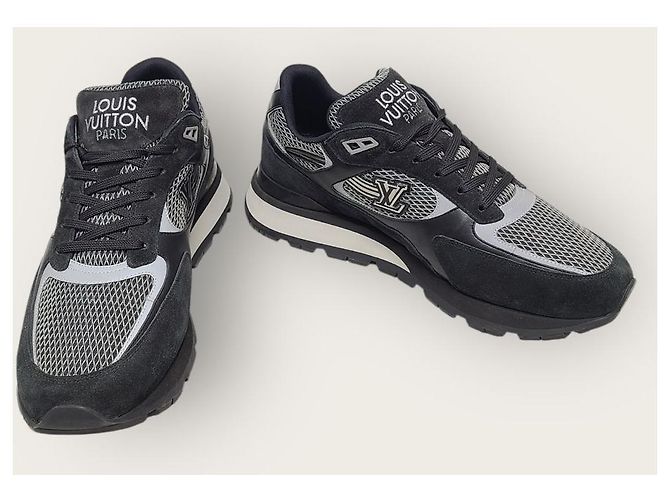 Louis Vuitton Sneakers Runaway in scamosciato e mesh nero LV - vista 4