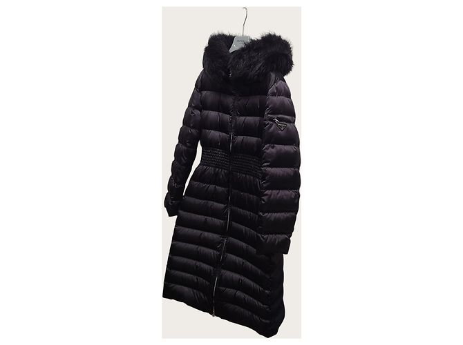 Prada Cappotto lungo imbottito in piumino d'oca con cappuccio e cintura con logo a triangolo nero - vista 2