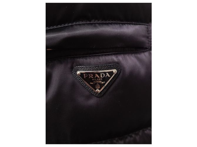 Prada Cappotto lungo imbottito in piumino d'oca con cappuccio e cintura con logo a triangolo nero - vista 3