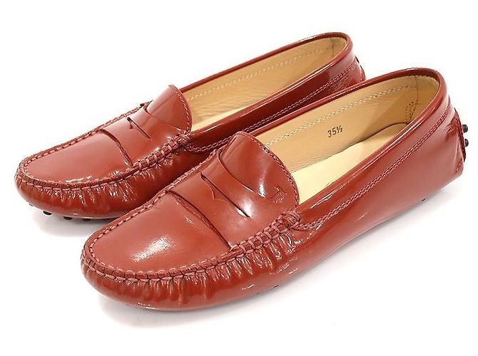 Tod's Mocassini da guida Gommino in vernice rosso e marrone da donna - vista 2