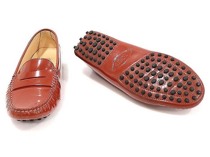 Tod's Mocassini da guida Gommino in vernice rosso e marrone da donna - vista 5
