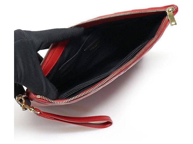 Saint Laurent Rote Matelassé gesteppte Kalbsleder Goldton Monogramm Tablet Neue Medium Pouch Clutch - Ansicht 5