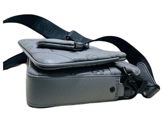 Louis Vuitton Trio Messenger Monogram Shadow Crossbody Multicolore - vista 3