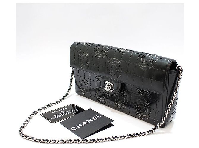 Chanel Borsa a tracolla Baguette in vernice nera con camelia e barretta di cioccolato, tono argento Nero - vista 2