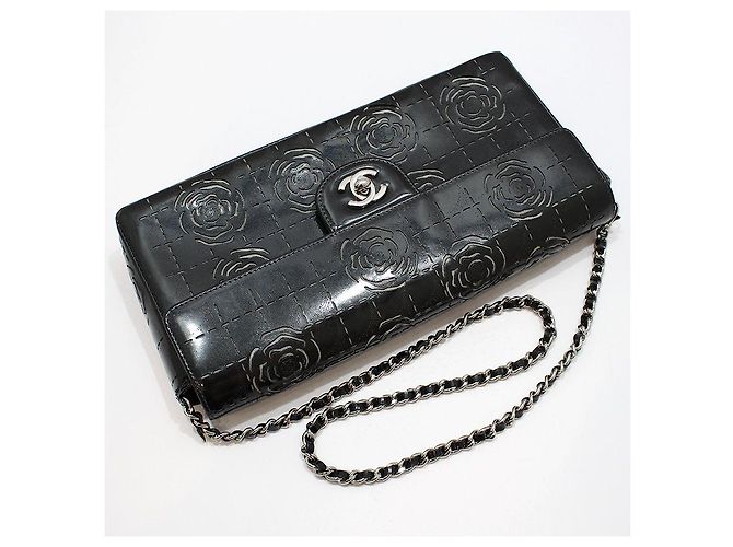 Chanel Borsa a tracolla Baguette in vernice nera con camelia e barretta di cioccolato, tono argento Nero - vista 3