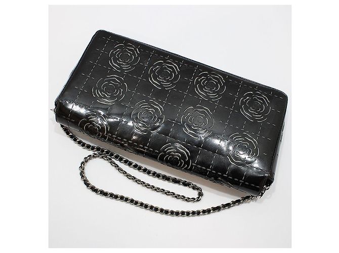 Chanel Borsa a tracolla Baguette in vernice nera con camelia e barretta di cioccolato, tono argento Nero - vista 4