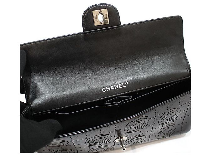 Chanel Borsa a tracolla Baguette in vernice nera con camelia e barretta di cioccolato, tono argento Nero - vista 7