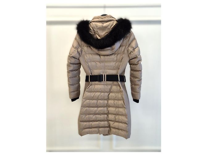 Burberry Casaco de Plumas com Capuz e Acabamento em Pele de Raposa Bege Marrom - vista 2