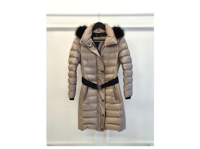Burberry Casaco de Plumas com Capuz e Acabamento em Pele de Raposa Bege Marrom - vista 4