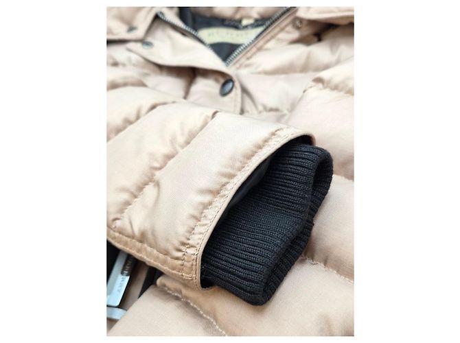 Burberry Casaco de Plumas com Capuz e Acabamento em Pele de Raposa Bege Marrom - vista 8