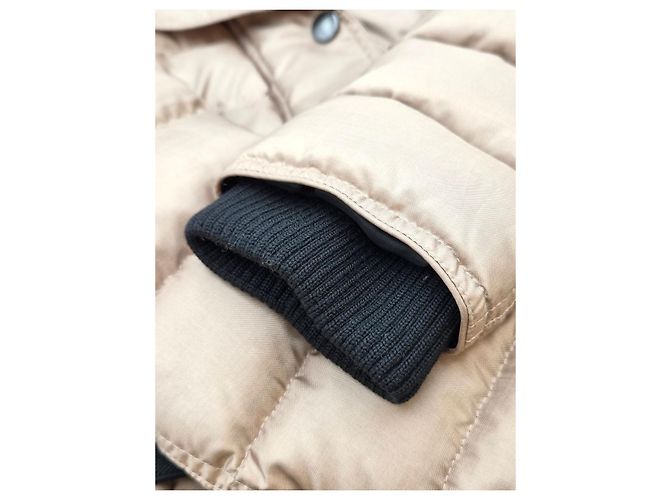 Burberry Casaco de Plumas com Capuz e Acabamento em Pele de Raposa Bege Marrom - vista 9