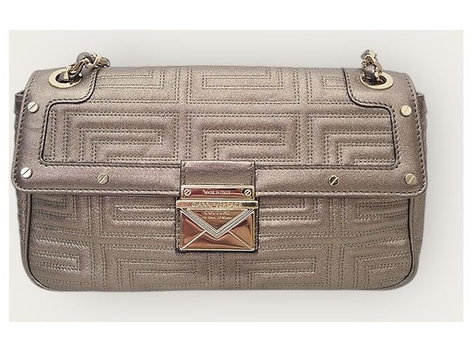 Versace Bolsa de ombro com aba em couro envernizado acolchoado e pérolas douradas Branco - vista 2